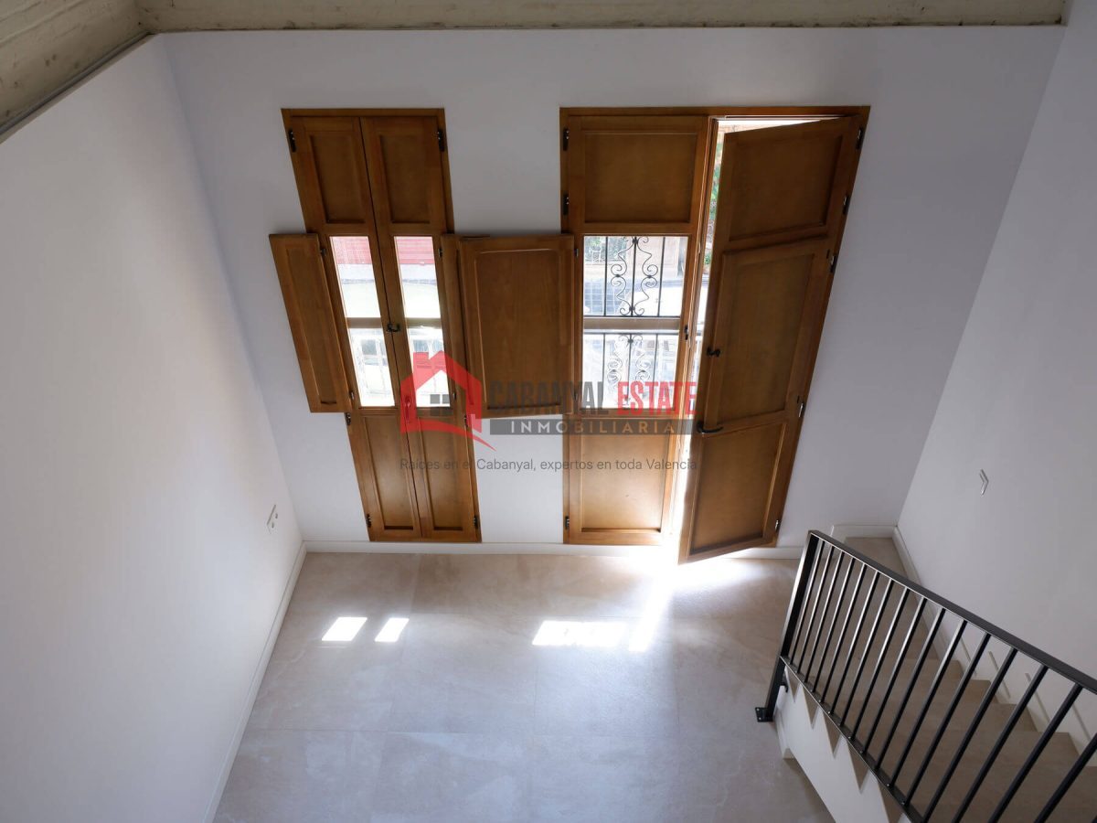 ¿Sueñas con estrenar una vivienda con alma, de diseño vanguardista y con la esencia del Cabanyal más auténtico? Cabanyal Estate te presenta esta magnífica propiedad de 79 m² construidos, ubicada en un — Foto 2