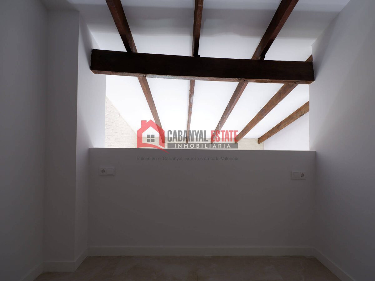 ¿Sueñas con estrenar una vivienda con alma, de diseño vanguardista y con la esencia del Cabanyal más auténtico? Cabanyal Estate te presenta esta magnífica propiedad de 79 m² construidos, ubicada en un — Foto 36