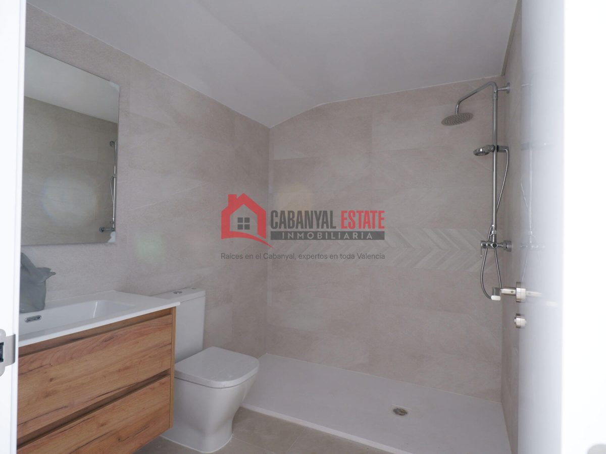 ¿Sueñas con estrenar una vivienda con alma, de diseño vanguardista y con la esencia del Cabanyal más auténtico? Cabanyal Estate te presenta esta magnífica propiedad de 79 m² construidos, ubicada en un — Foto 38