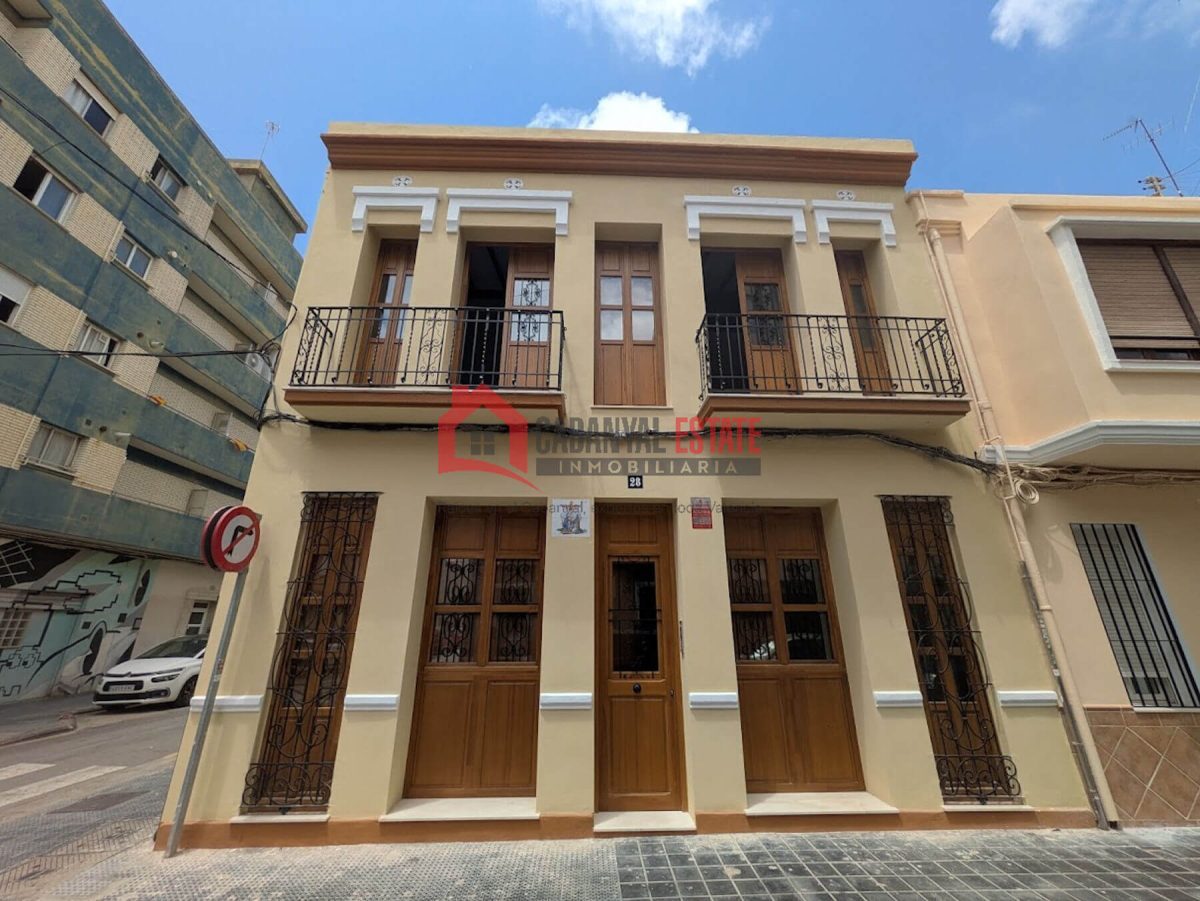 ¿Sueñas con estrenar una vivienda con alma, de diseño vanguardista y con la esencia del Cabanyal más auténtico? Cabanyal Estate te presenta esta magnífica propiedad de 79 m² construidos, ubicada en un