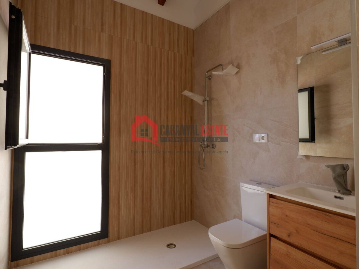 ¿Sueñas con estrenar una vivienda con alma, de diseño vanguardista y con la esencia del Cabanyal más auténtico? Cabanyal Estate te presenta esta magnífica propiedad de 79 m² construidos, ubicada en un — Foto 27
