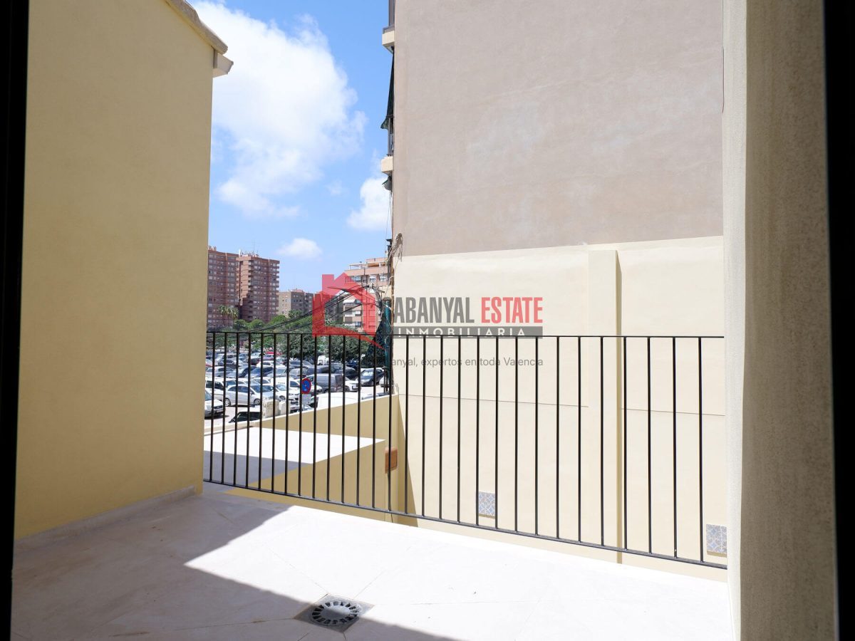 ¿Sueñas con estrenar una vivienda con alma, de diseño vanguardista y con la esencia del Cabanyal más auténtico? Cabanyal Estate te presenta esta magnífica propiedad de 79 m² construidos, ubicada en un — Foto 25