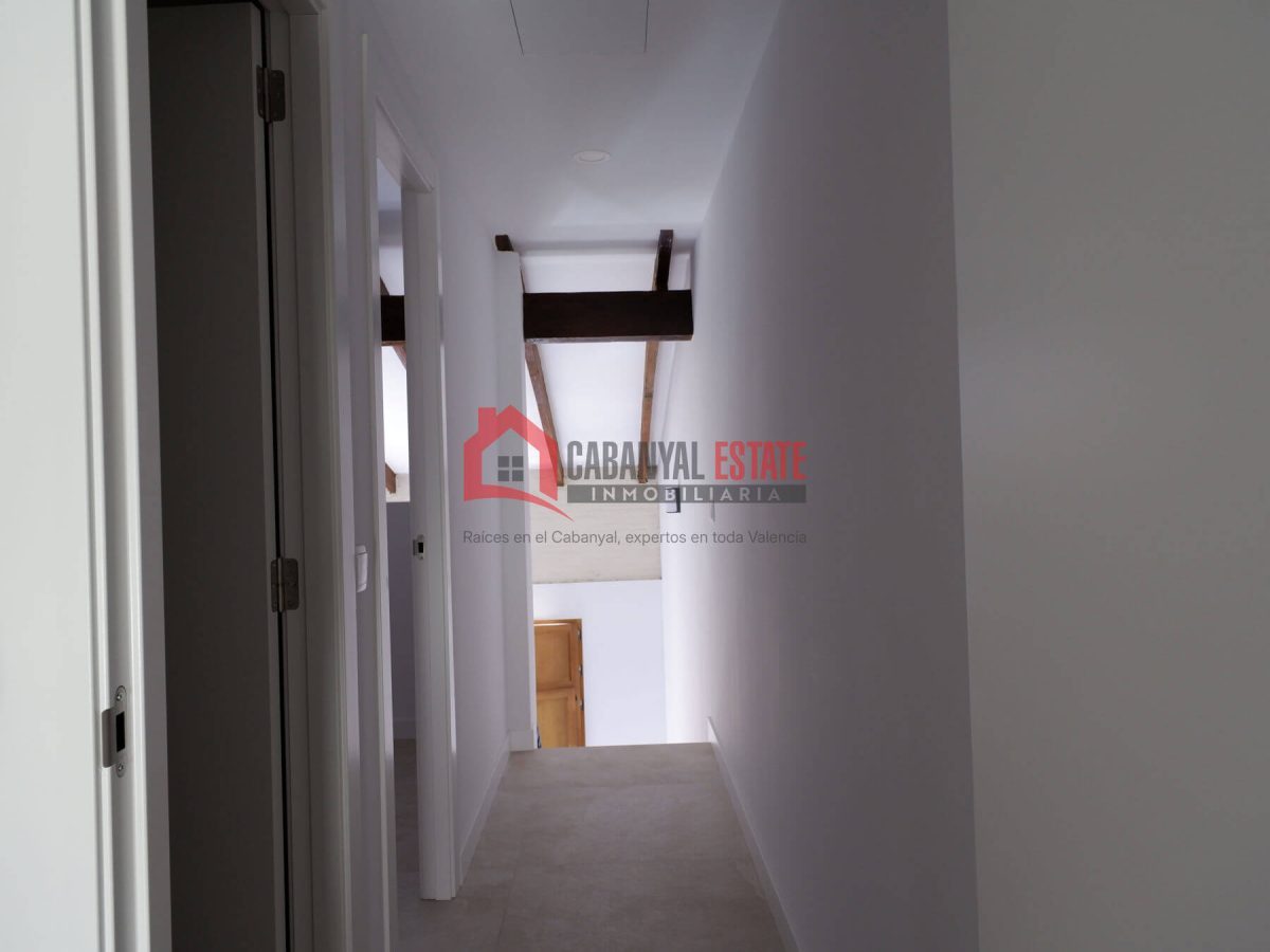 ¿Sueñas con estrenar una vivienda con alma, de diseño vanguardista y con la esencia del Cabanyal más auténtico? Cabanyal Estate te presenta esta magnífica propiedad de 79 m² construidos, ubicada en un — Foto 31