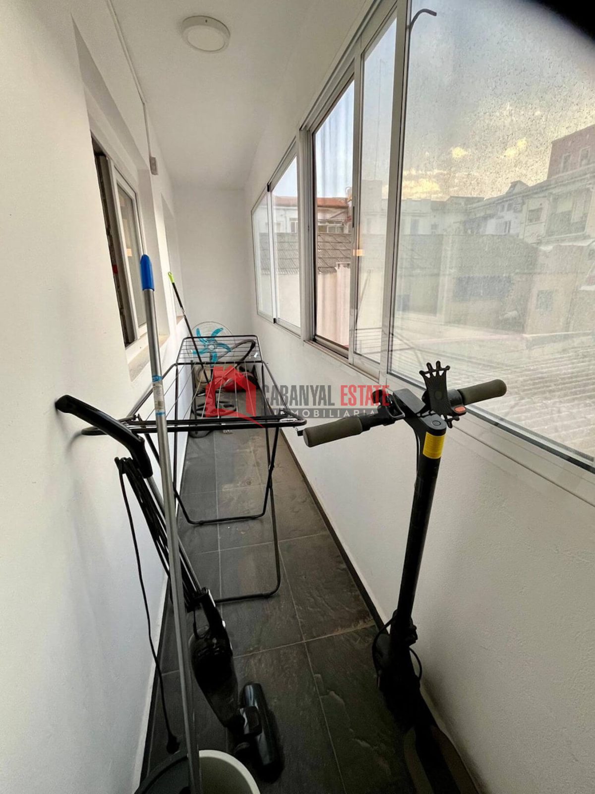 En la céntrica y tranquila calle Luis Despuig, presentamos este fantástico piso de 105 m² construidos en el emblemático barrio del Cabanyal. Goza de una ubicación inmejorable, a pocos pasos del tradic — Foto 11