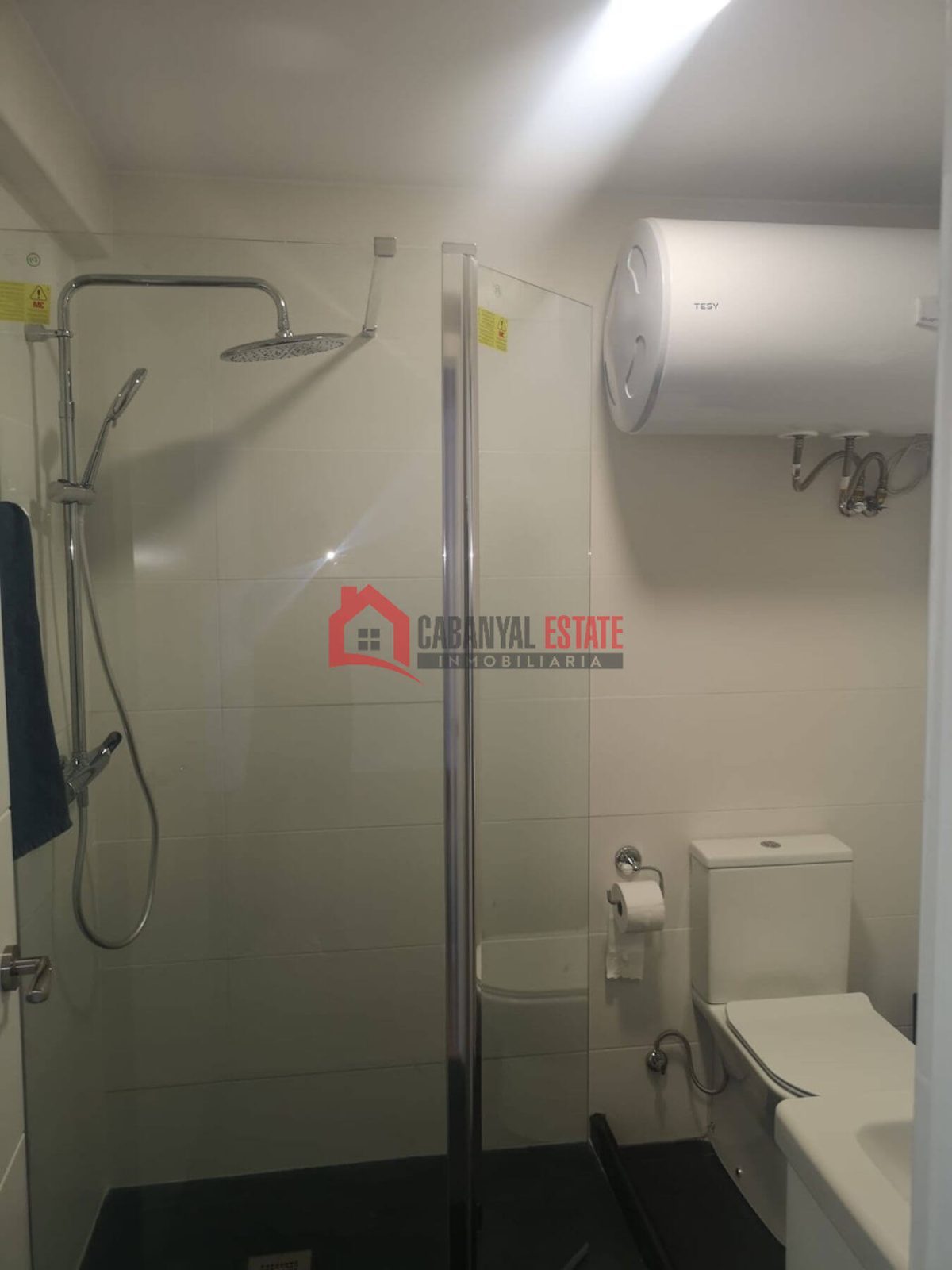 En la céntrica y tranquila calle Luis Despuig, presentamos este fantástico piso de 105 m² construidos en el emblemático barrio del Cabanyal. Goza de una ubicación inmejorable, a pocos pasos del tradic — Foto 24
