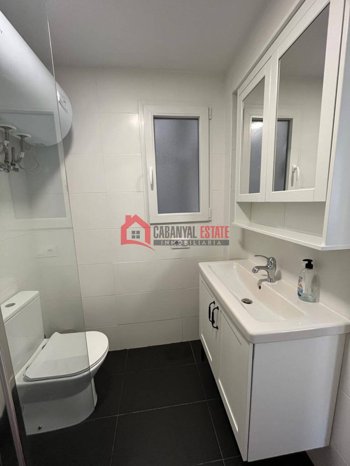 En la céntrica y tranquila calle Luis Despuig, presentamos este fantástico piso de 105 m² construidos en el emblemático barrio del Cabanyal. Goza de una ubicación inmejorable, a pocos pasos del tradic — Foto 27