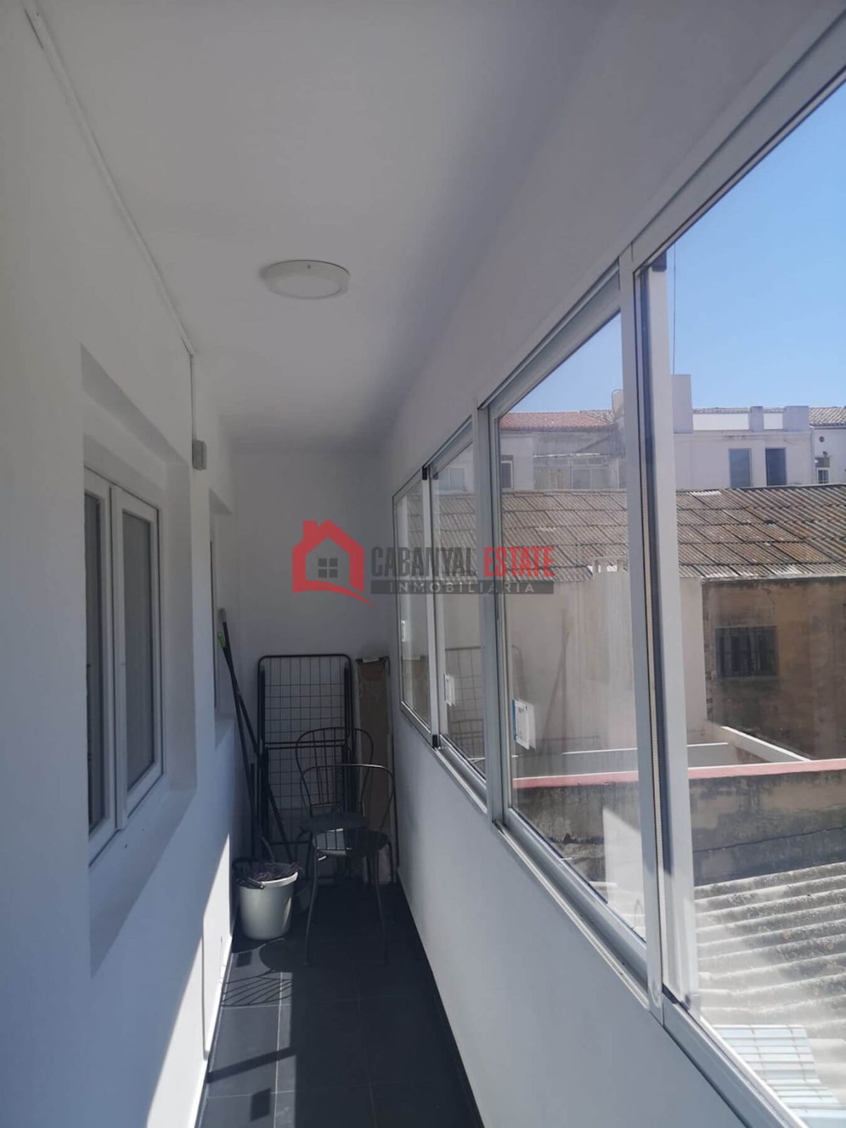 En la céntrica y tranquila calle Luis Despuig, presentamos este fantástico piso de 105 m² construidos en el emblemático barrio del Cabanyal. Goza de una ubicación inmejorable, a pocos pasos del tradic — Foto 10