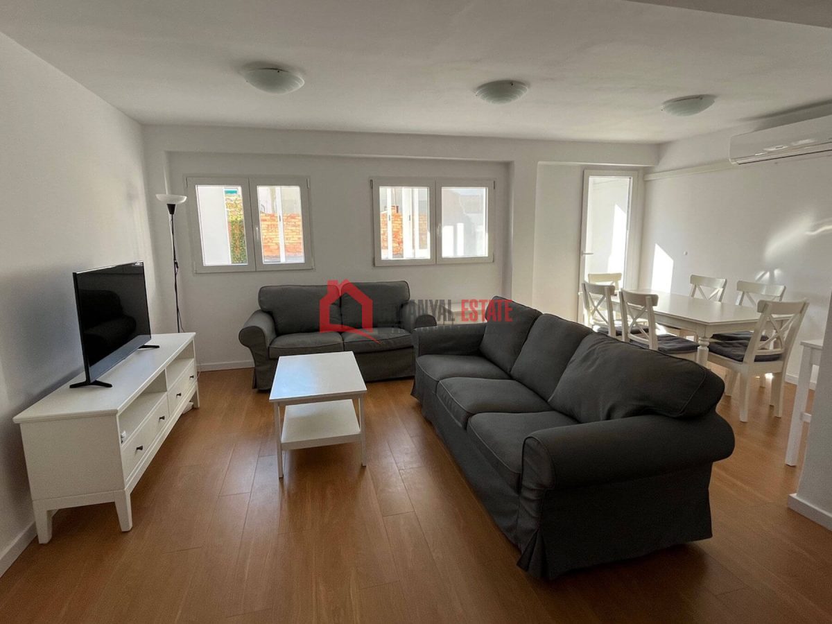 En la céntrica y tranquila calle Luis Despuig, presentamos este fantástico piso de 105 m² construidos en el emblemático barrio del Cabanyal. Goza de una ubicación inmejorable, a pocos pasos del tradic — Foto 2