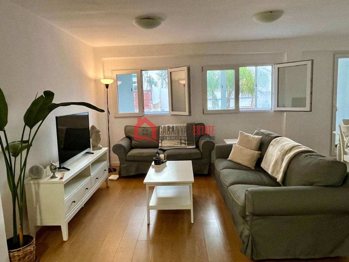 En la céntrica y tranquila calle Luis Despuig, presentamos este fantástico piso de 105 m² construidos en el emblemático barrio del Cabanyal. Goza de una ubicación inmejorable, a pocos pasos del tradic — Foto 1