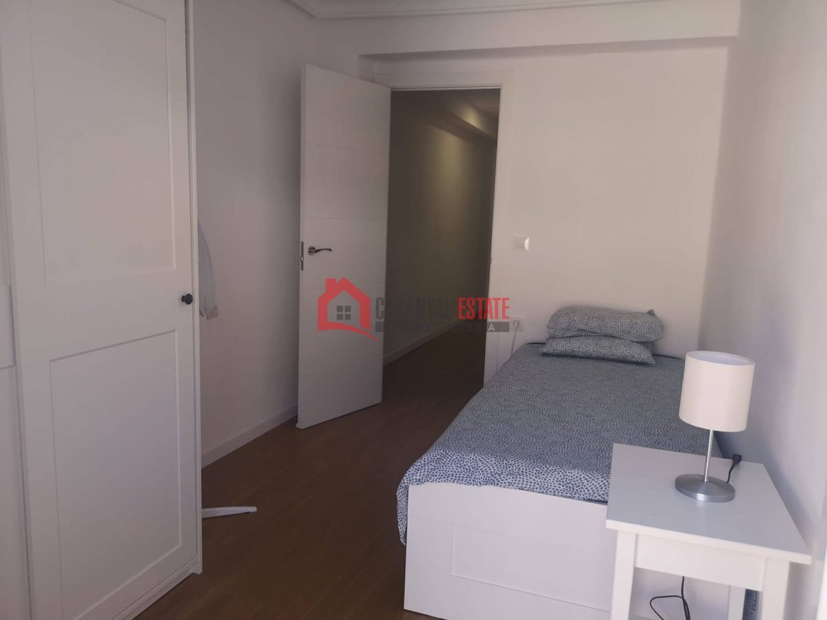 En la céntrica y tranquila calle Luis Despuig, presentamos este fantástico piso de 105 m² construidos en el emblemático barrio del Cabanyal. Goza de una ubicación inmejorable, a pocos pasos del tradic — Foto 20