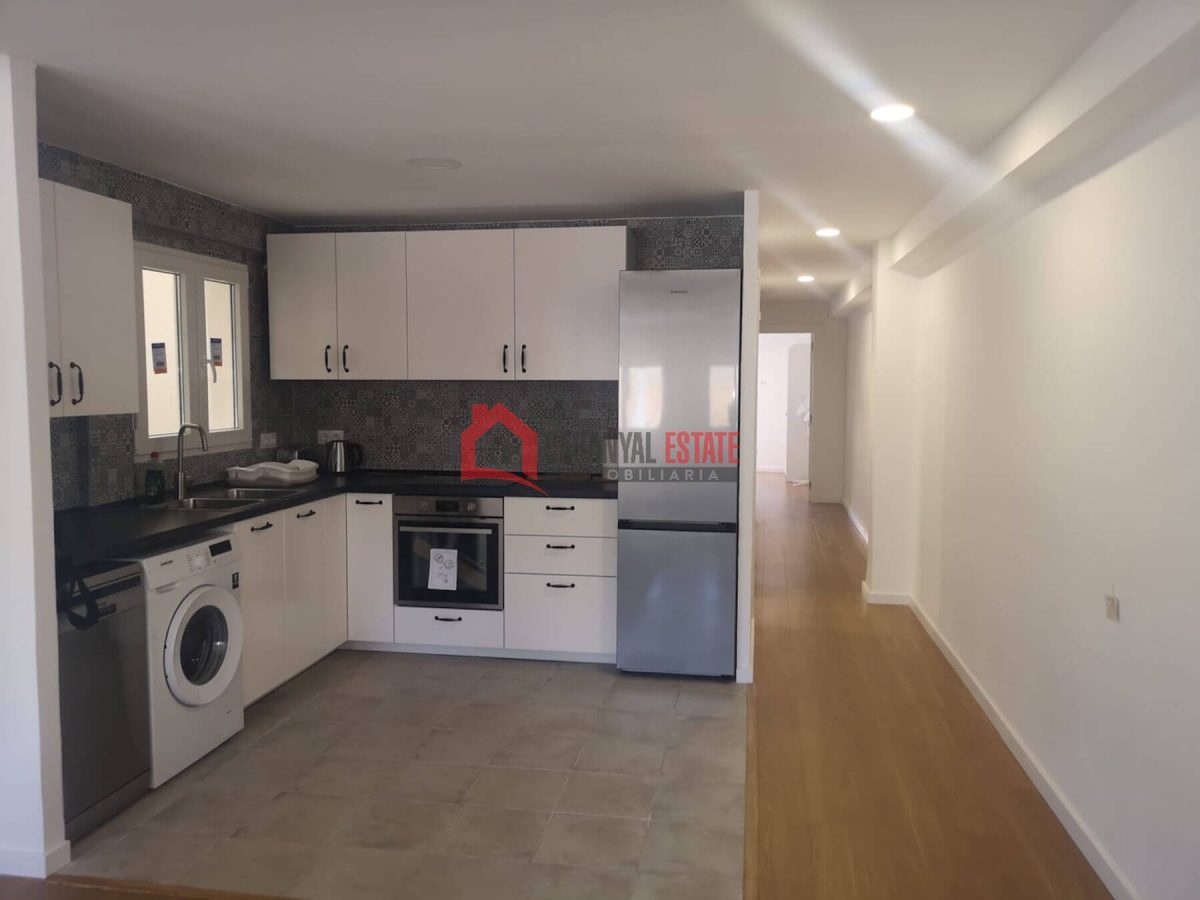 En la céntrica y tranquila calle Luis Despuig, presentamos este fantástico piso de 105 m² construidos en el emblemático barrio del Cabanyal. Goza de una ubicación inmejorable, a pocos pasos del tradic — Foto 8