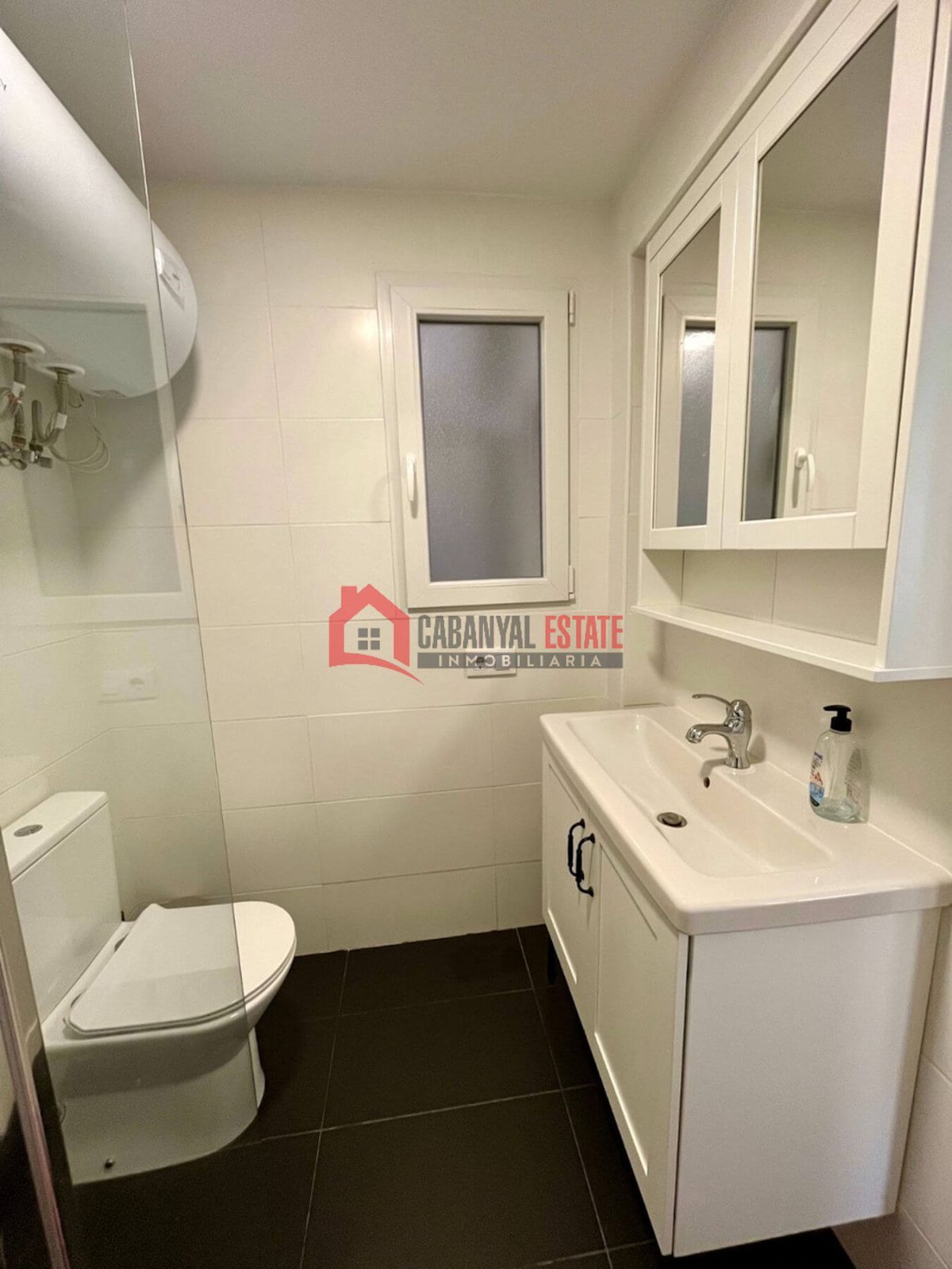 En la céntrica y tranquila calle Luis Despuig, presentamos este fantástico piso de 105 m² construidos en el emblemático barrio del Cabanyal. Goza de una ubicación inmejorable, a pocos pasos del tradic — Foto 25