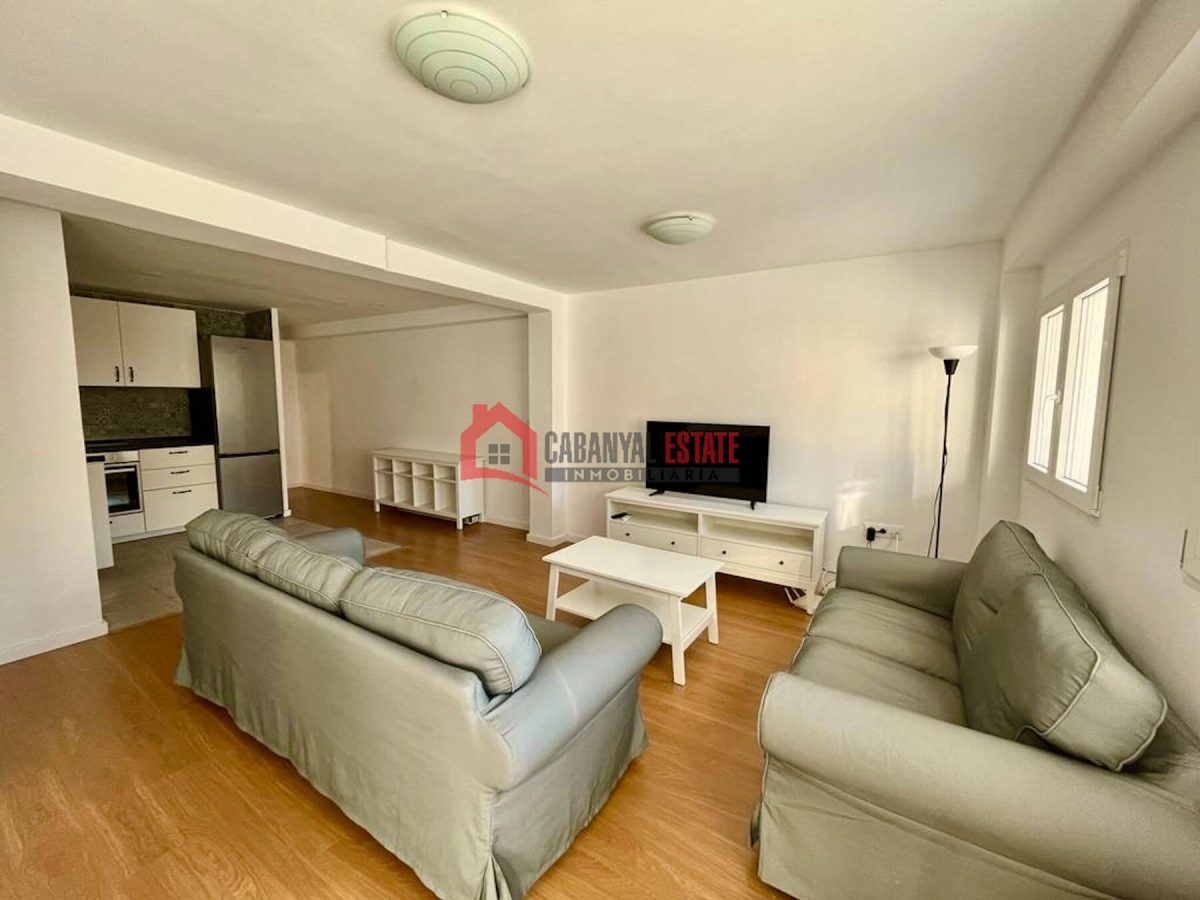 En la céntrica y tranquila calle Luis Despuig, presentamos este fantástico piso de 105 m² construidos en el emblemático barrio del Cabanyal. Goza de una ubicación inmejorable, a pocos pasos del tradic — Foto 3