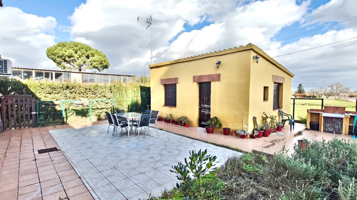 Casa en venta en Viladamat - 3 hab, jardín — Foto 18