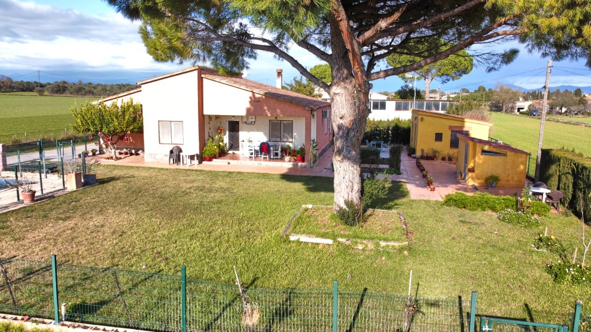 Casa en venta en Viladamat - 3 hab, jardín — Foto 21