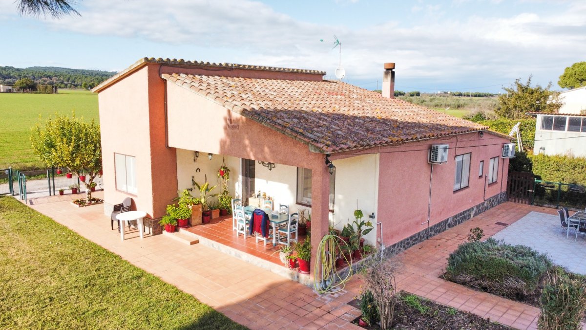 Casa en venta en Viladamat - 3 hab, jardín — Foto 26