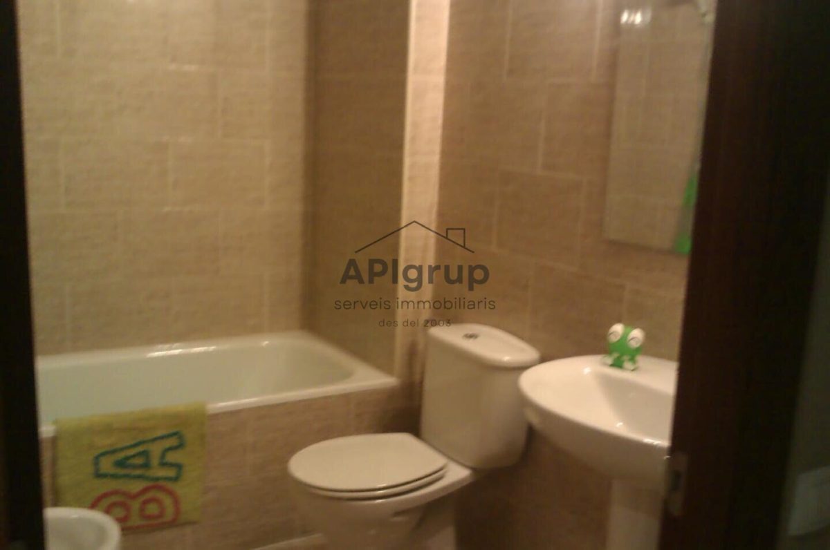 Piso con parking en venta en Ronda Europa, SabadellHay hogares que simplemente se visitan… y otros en los que te imaginas viviendo desde el primer momento.APIgrup te presenta este fantástico piso situ — Foto 11