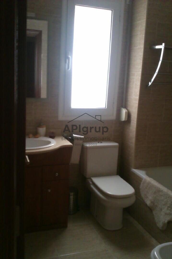 Piso con parking en venta en Ronda Europa, SabadellHay hogares que simplemente se visitan… y otros en los que te imaginas viviendo desde el primer momento.APIgrup te presenta este fantástico piso situ — Foto 8