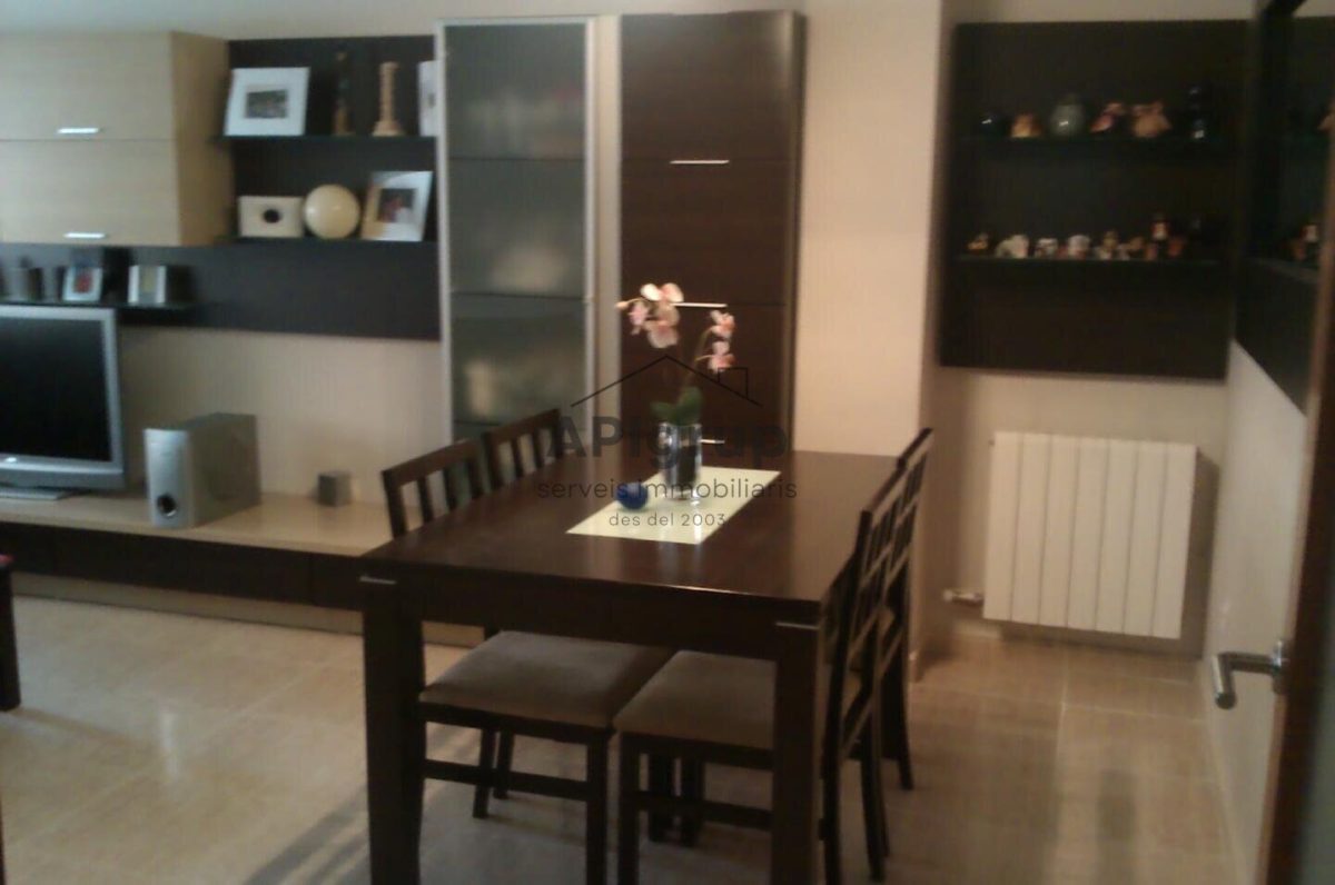 Piso con parking en venta en Ronda Europa, SabadellHay hogares que simplemente se visitan… y otros en los que te imaginas viviendo desde el primer momento.APIgrup te presenta este fantástico piso situ — Foto 2