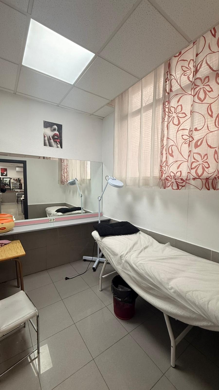 Se traspasa Academia  de Peluqueria en Parla — Foto 10