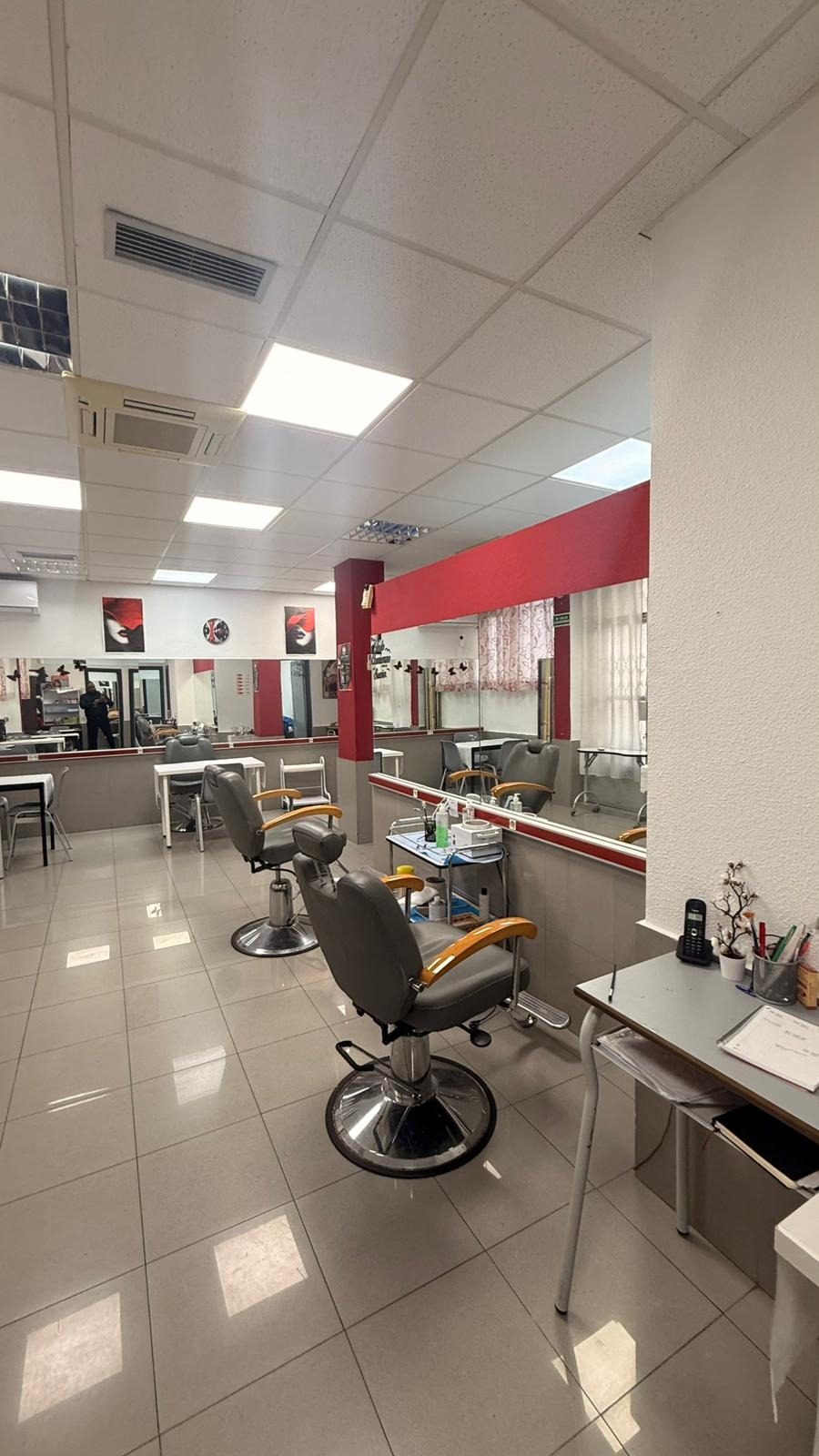 Se traspasa Academia  de Peluqueria en Parla — Foto 4