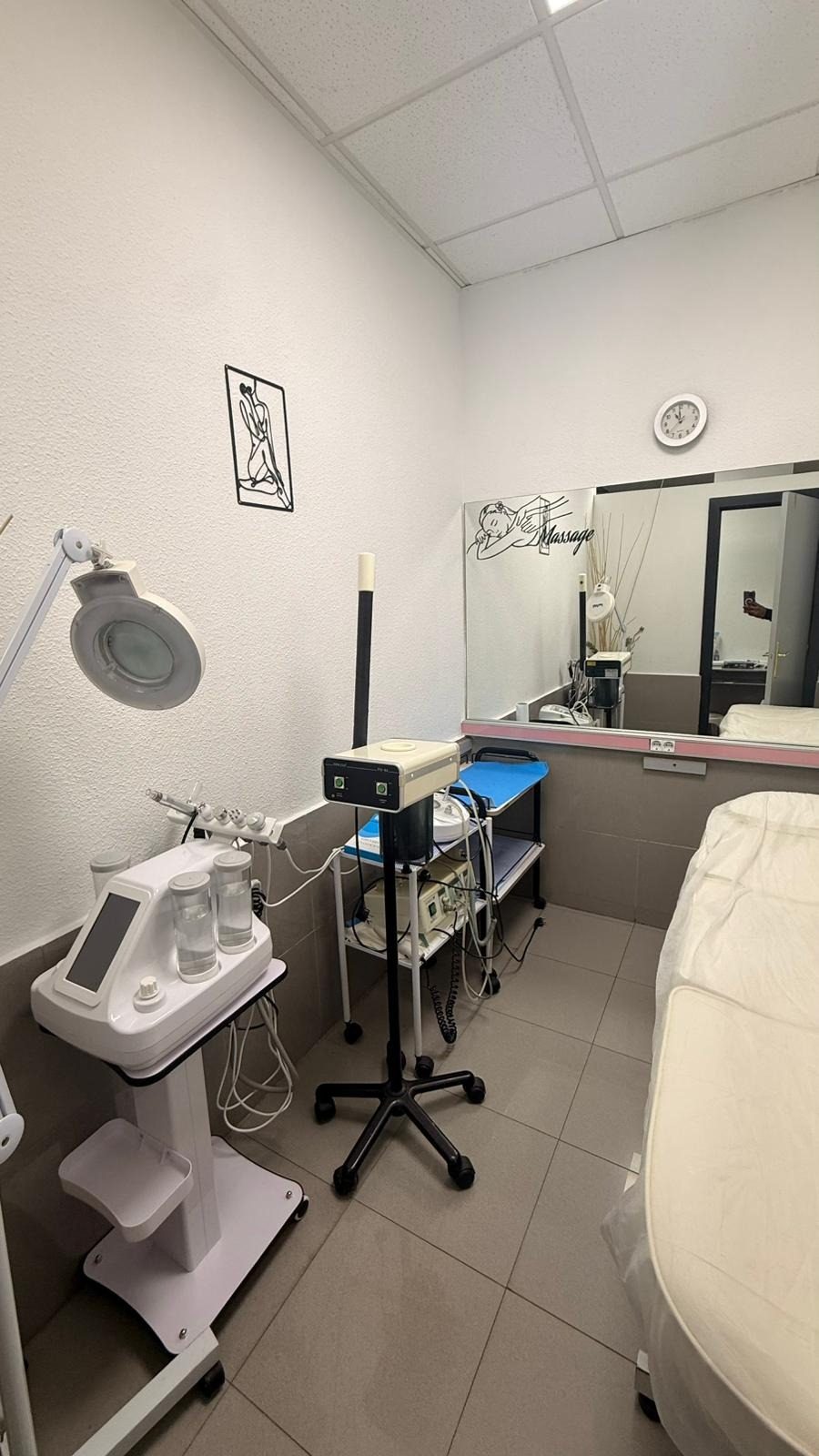 Se traspasa Academia  de Peluqueria en Parla — Foto 9