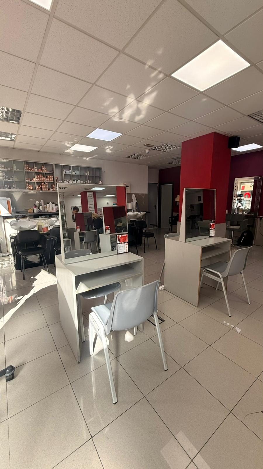 Se traspasa Academia  de Peluqueria en Parla — Foto 6