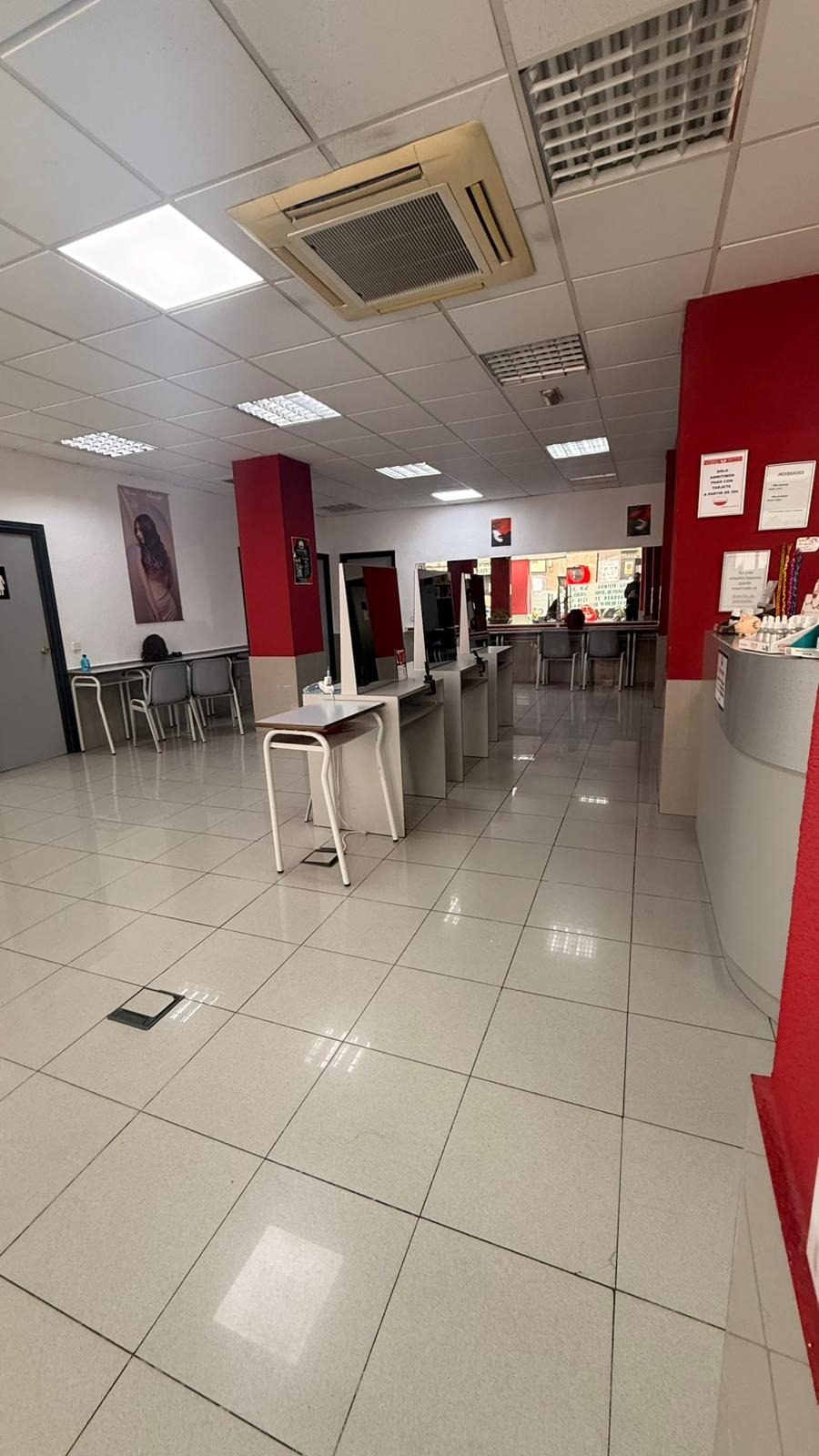 Se traspasa Academia  de Peluqueria en Parla — Foto 2