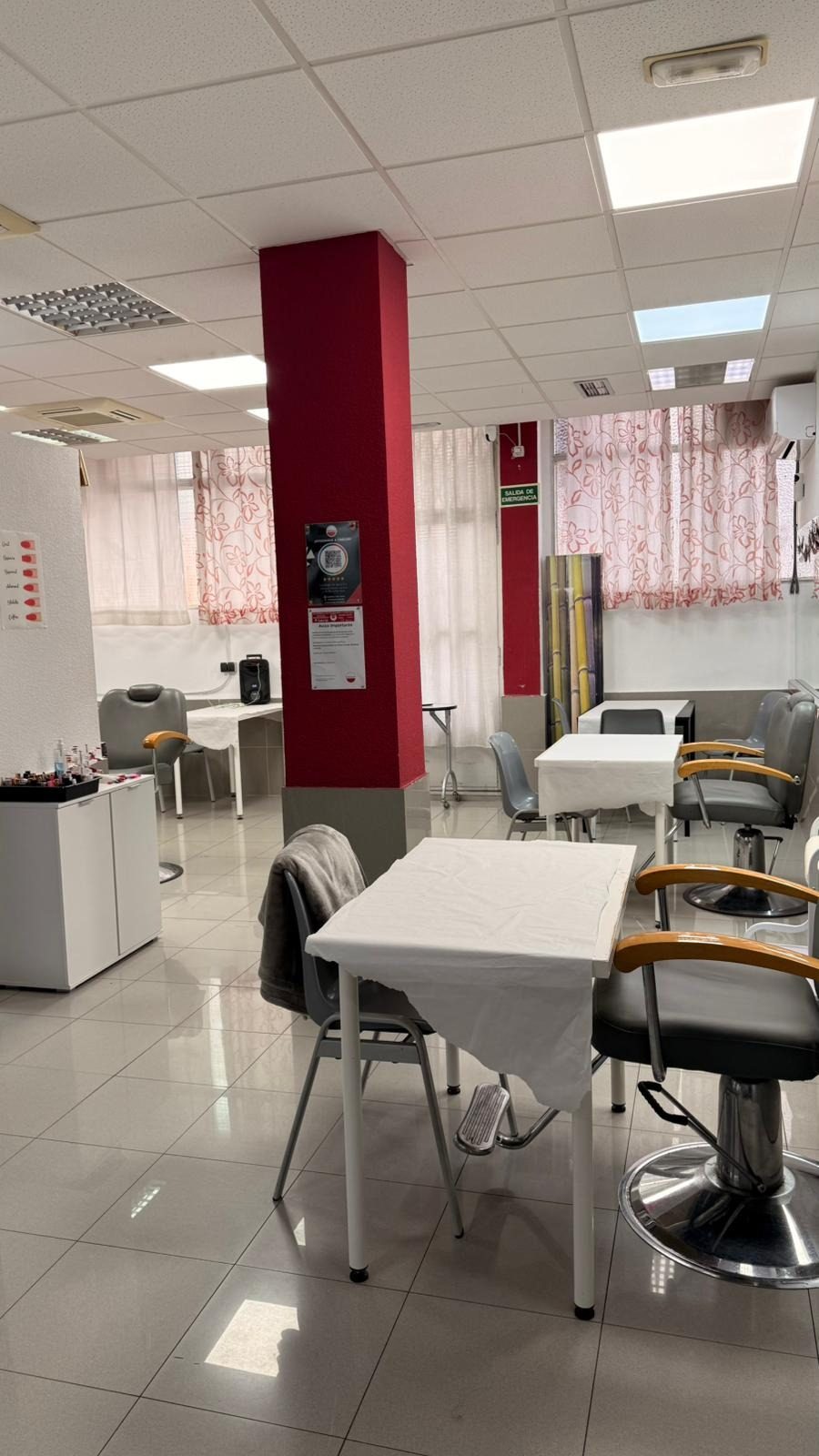 Se traspasa Academia  de Peluqueria en Parla — Foto 5