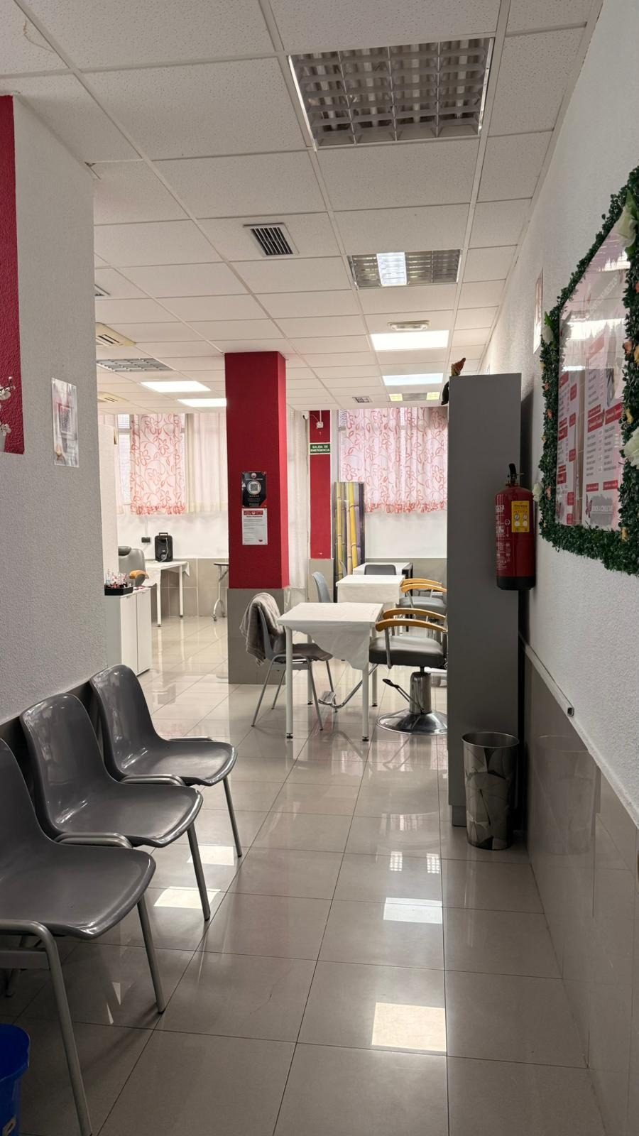 Se traspasa Academia  de Peluqueria en Parla — Foto 3