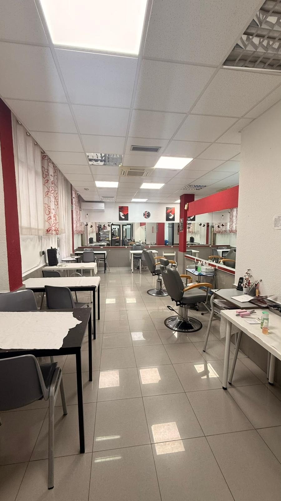 Se traspasa Academia  de Peluqueria en Parla — Foto 1