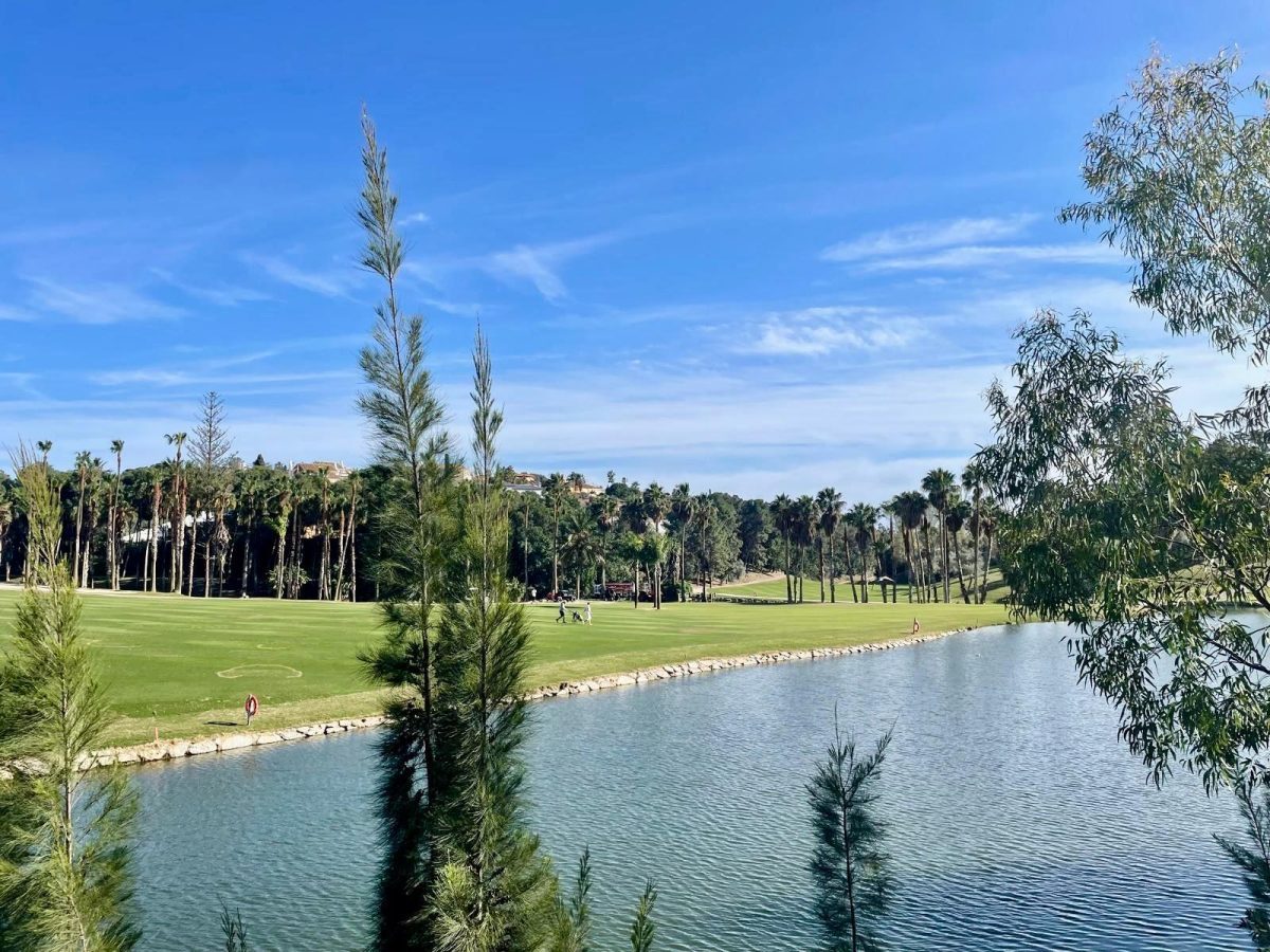 Casa adosada con estudio independiente en primera línea de golf en Benalmádena — Foto 10