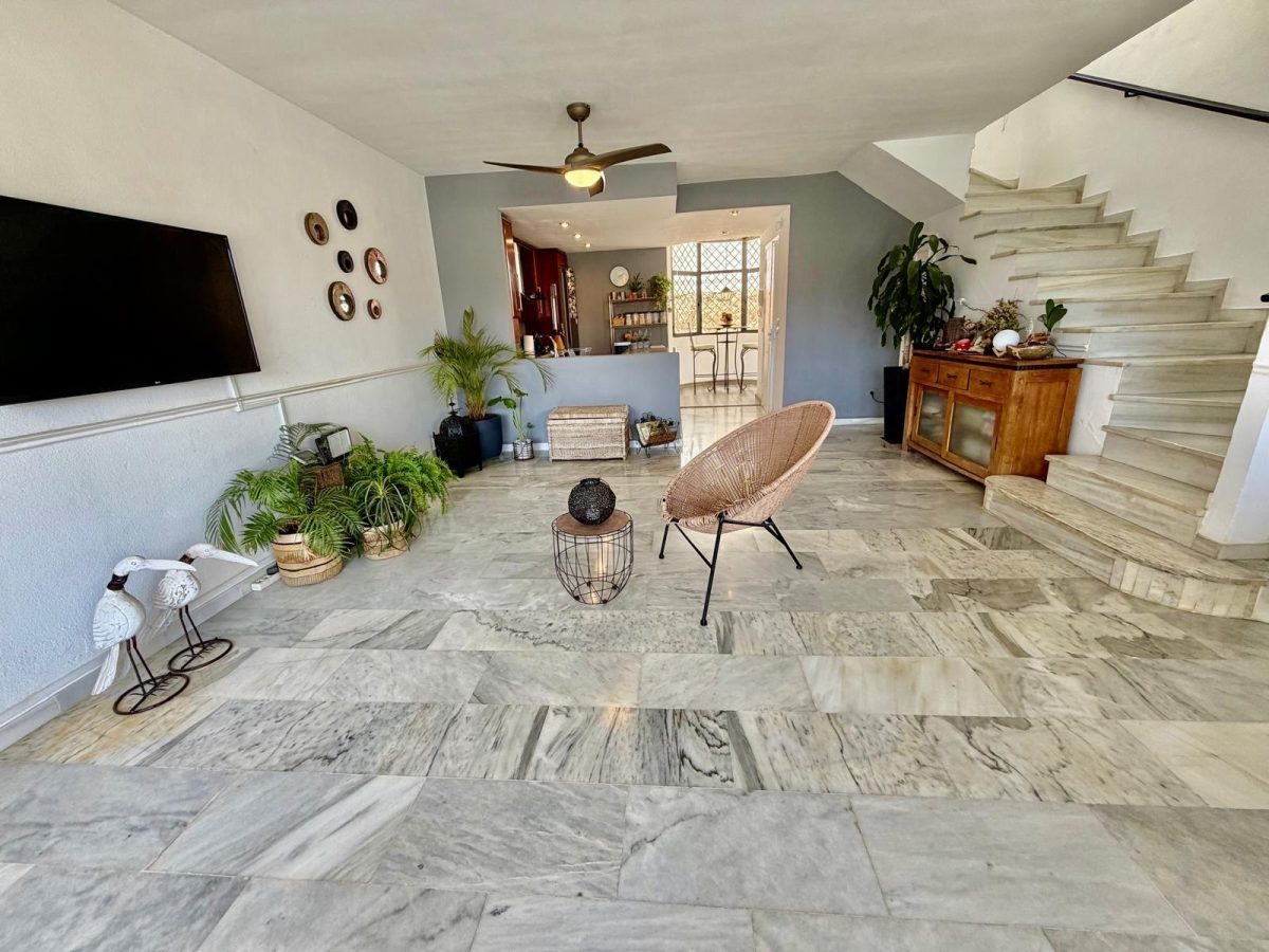 Casa adosada con estudio independiente en primera línea de golf en Benalmádena — Foto 18