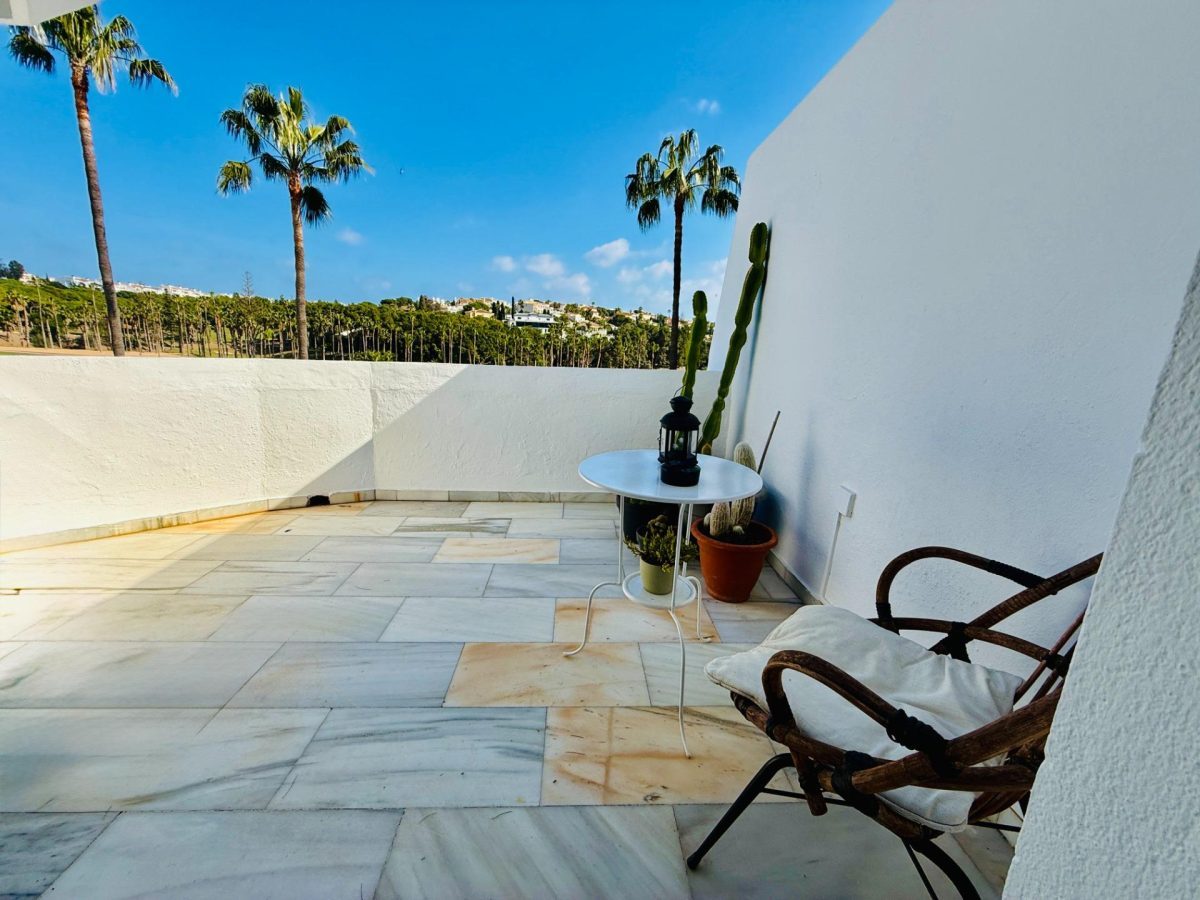 Casa adosada con estudio independiente en primera línea de golf en Benalmádena — Foto 13