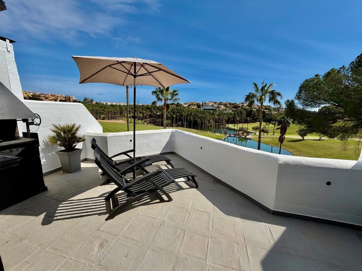 Casa adosada con estudio independiente en primera línea de golf en Benalmádena — Foto 3