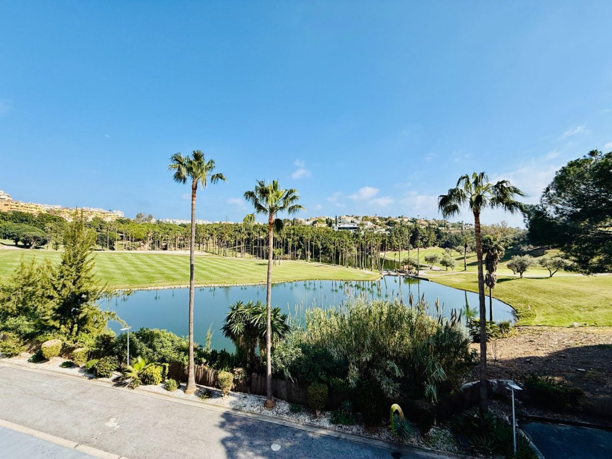 Casa adosada con estudio independiente en primera línea de golf en Benalmádena — Foto 1