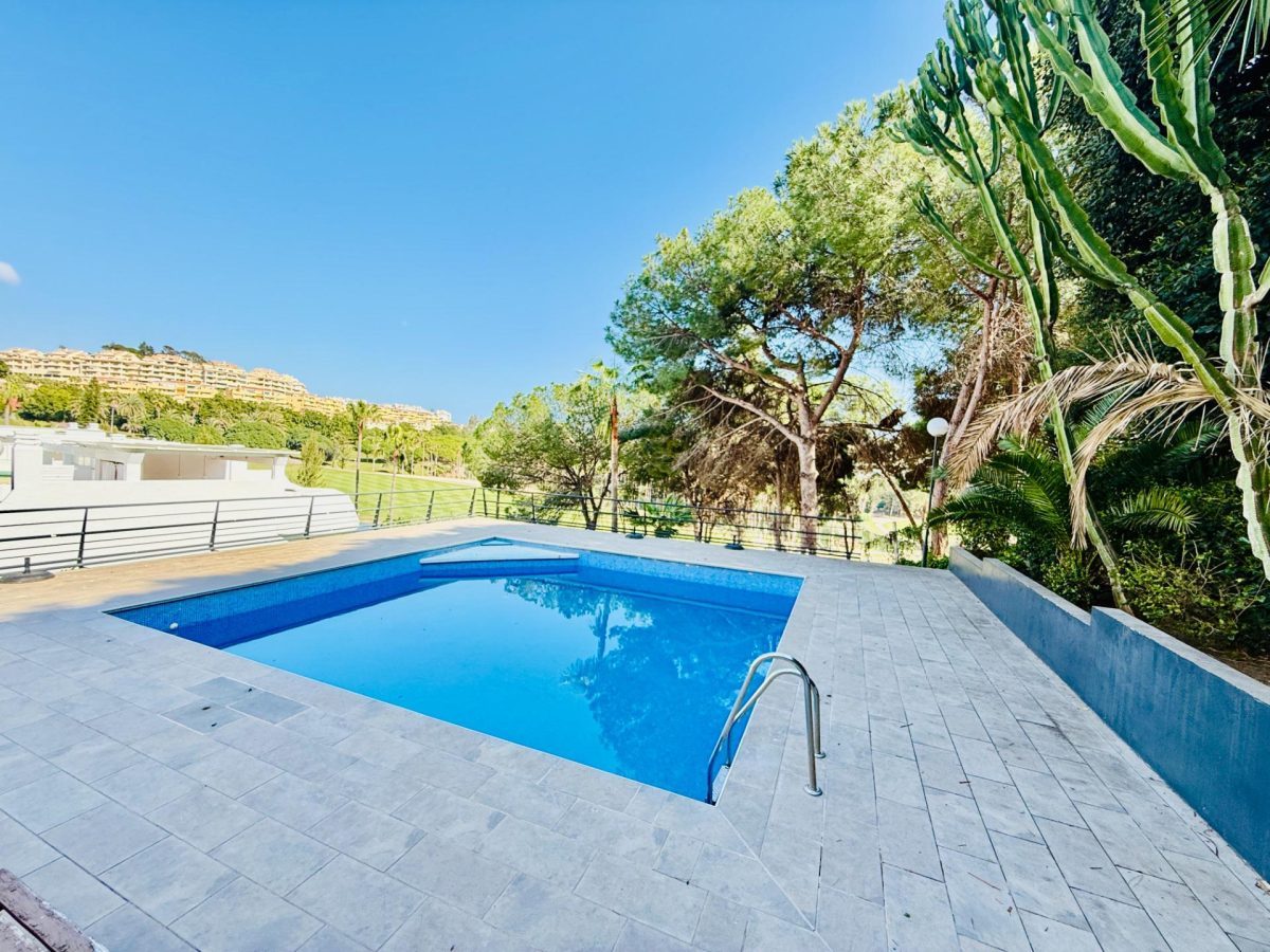 Casa adosada con estudio independiente en primera línea de golf en Benalmádena — Foto 11