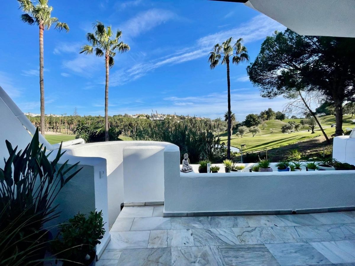 Casa adosada con estudio independiente en primera línea de golf en Benalmádena — Foto 7