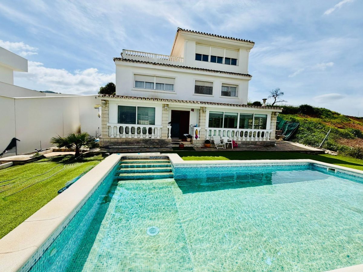 Gran villa independiente con piscina y dos viviendas en una- 6 dormitorios con gran potencial en La Chumbera — Foto 1