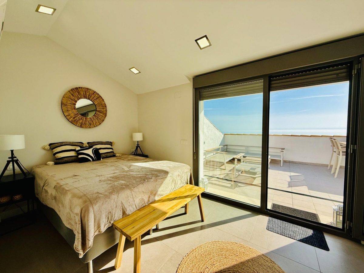Ático Dúplex de tres dormitorios con licencia turistica y  vistas al mar en Benalmádena — Foto 12