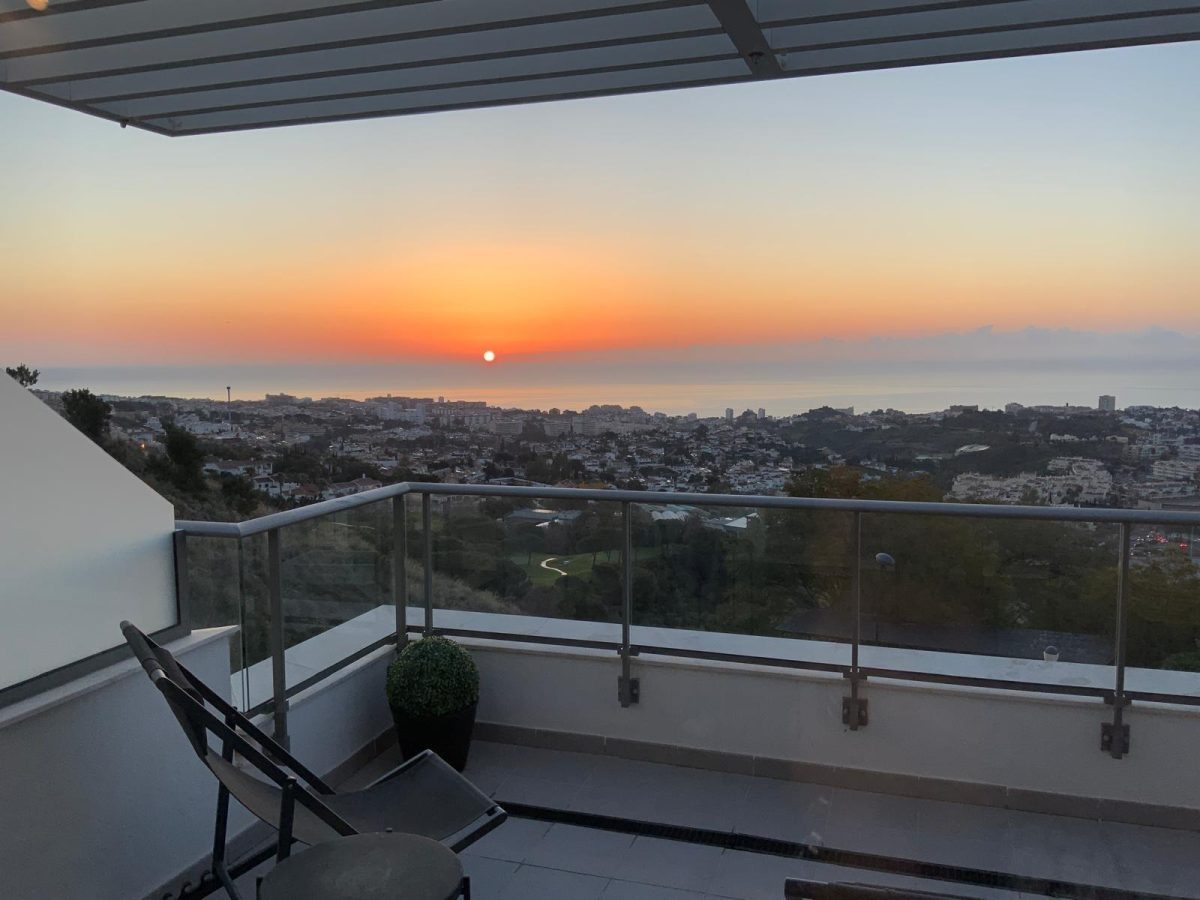 Ático Dúplex de tres dormitorios con licencia turistica y  vistas al mar en Benalmádena — Foto 2