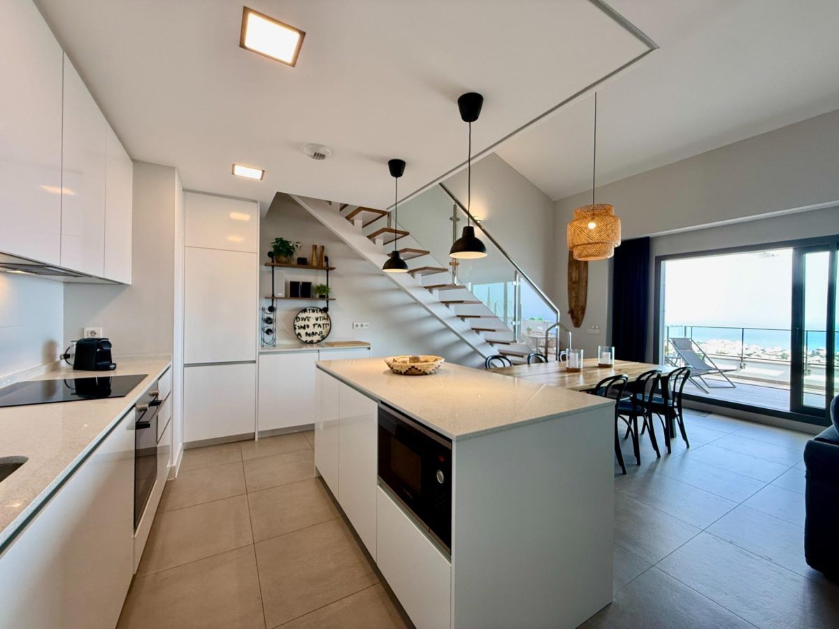Ático Dúplex de tres dormitorios con licencia turistica y  vistas al mar en Benalmádena — Foto 29