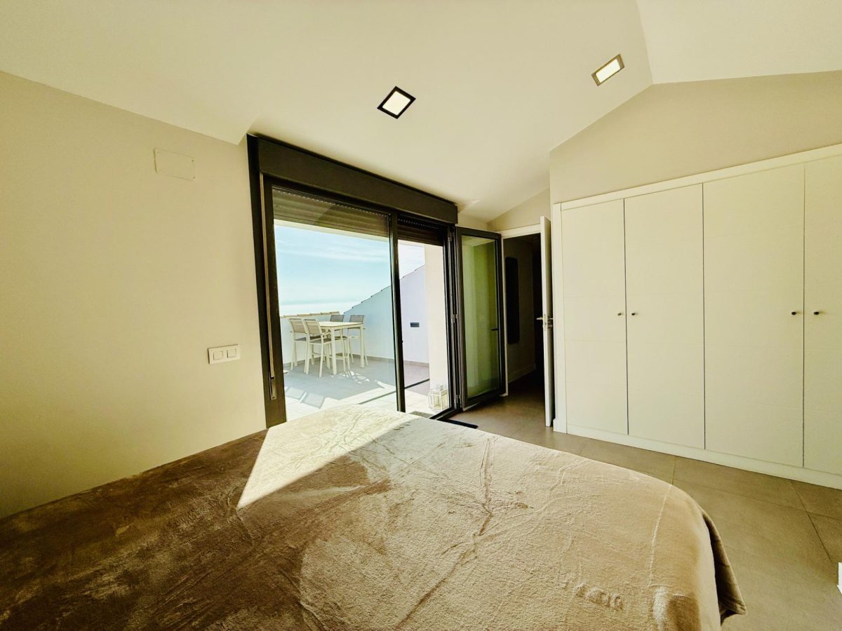 Ático Dúplex de tres dormitorios con licencia turistica y  vistas al mar en Benalmádena — Foto 13