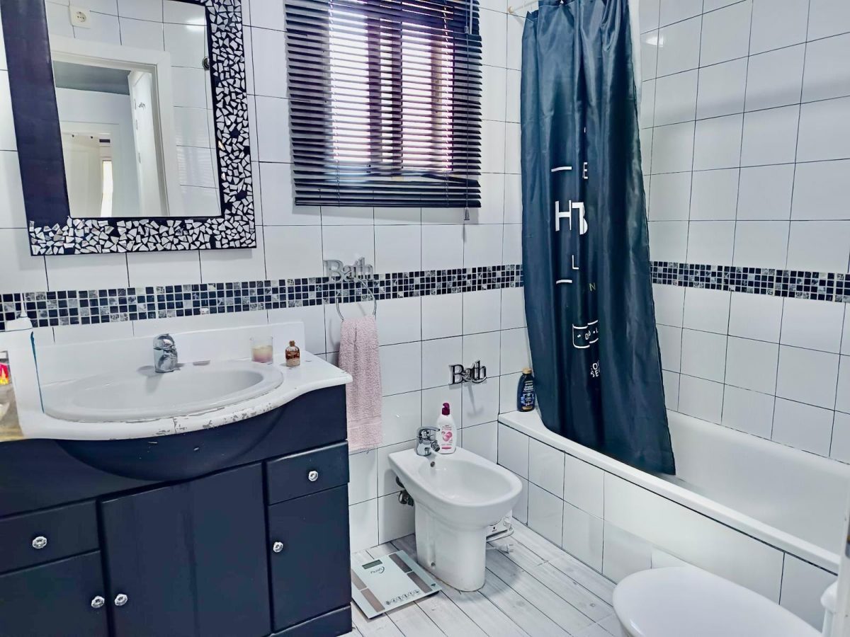 Casa adosada de cuatro habitaciones en Alhaurín de la Torre — Foto 9