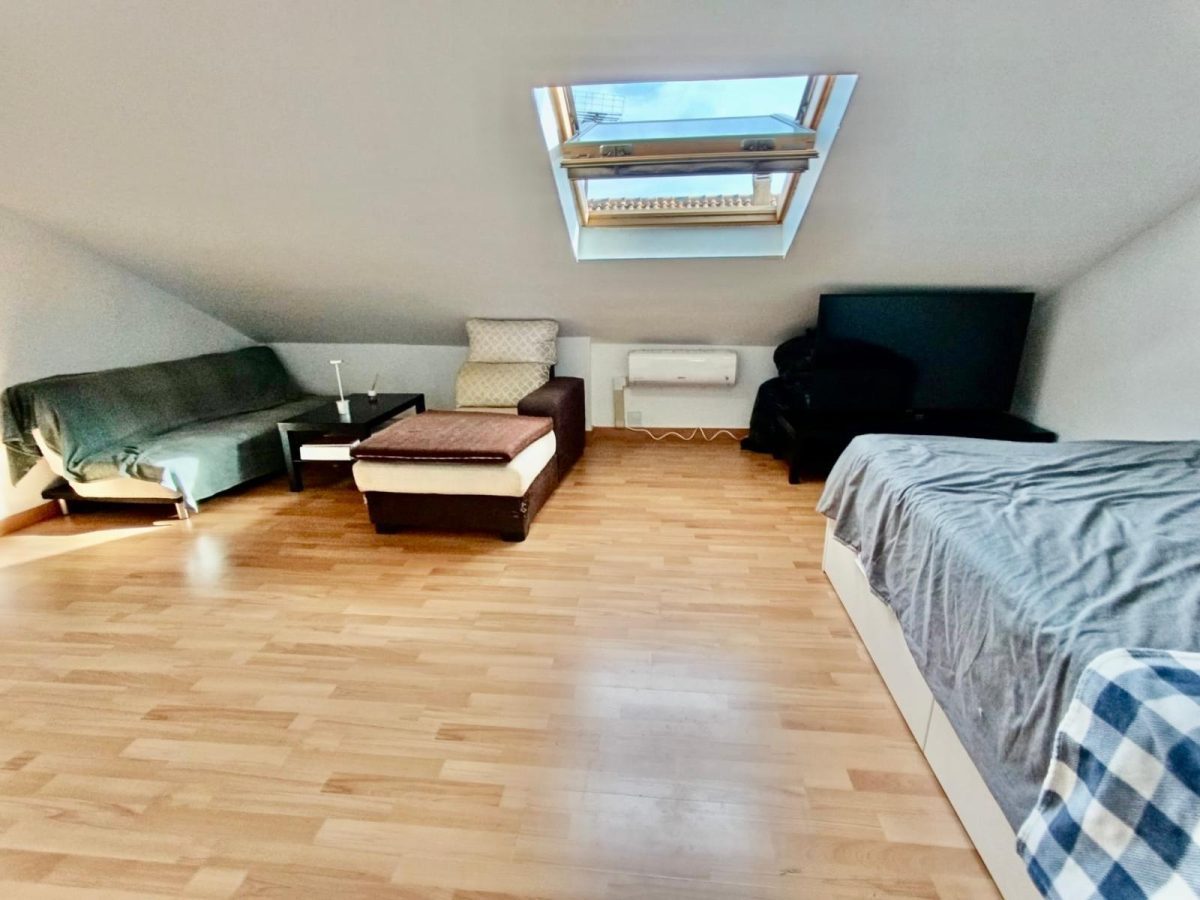 Casa adosada de cuatro habitaciones en Alhaurín de la Torre — Foto 26