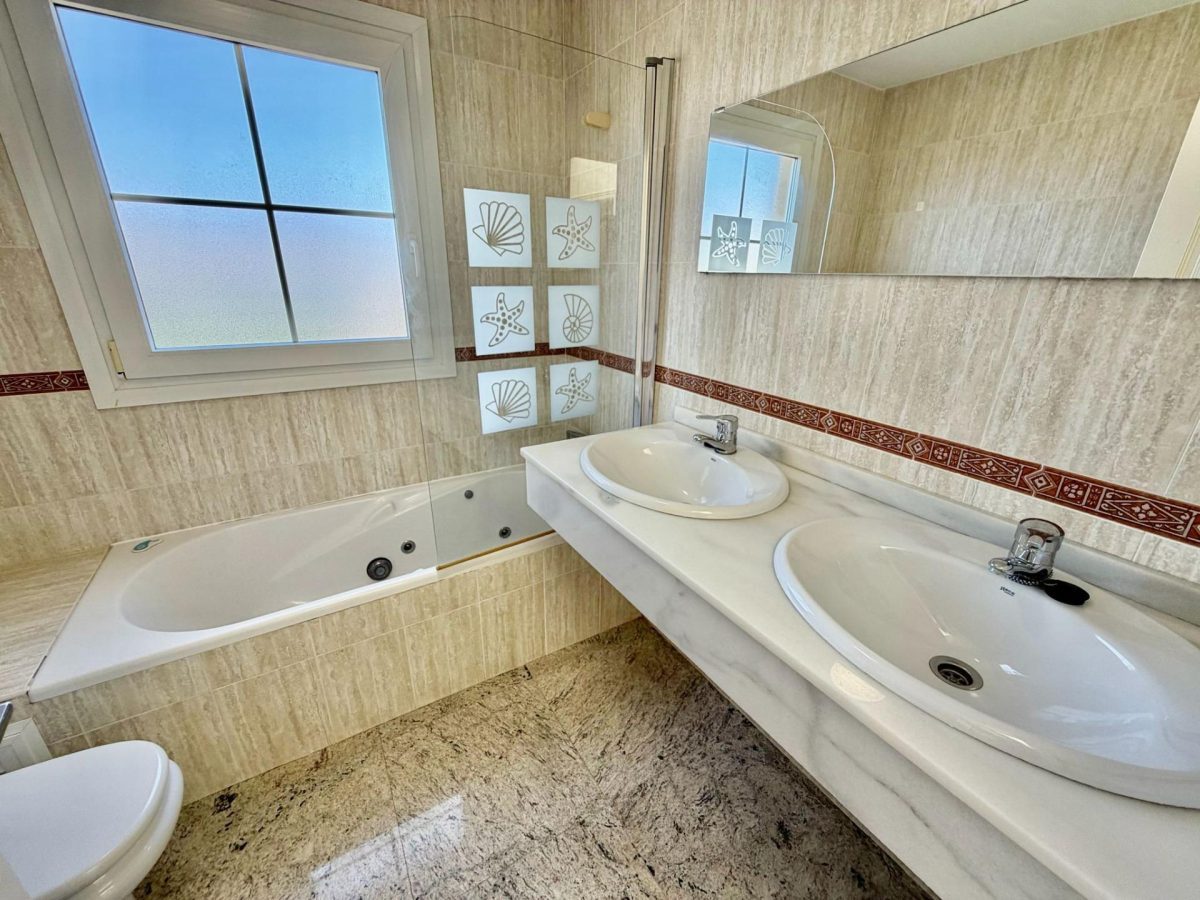 Casa de 5 dormitorios en Los Alamos, Torremolinos. Costa del Sol — Foto 26