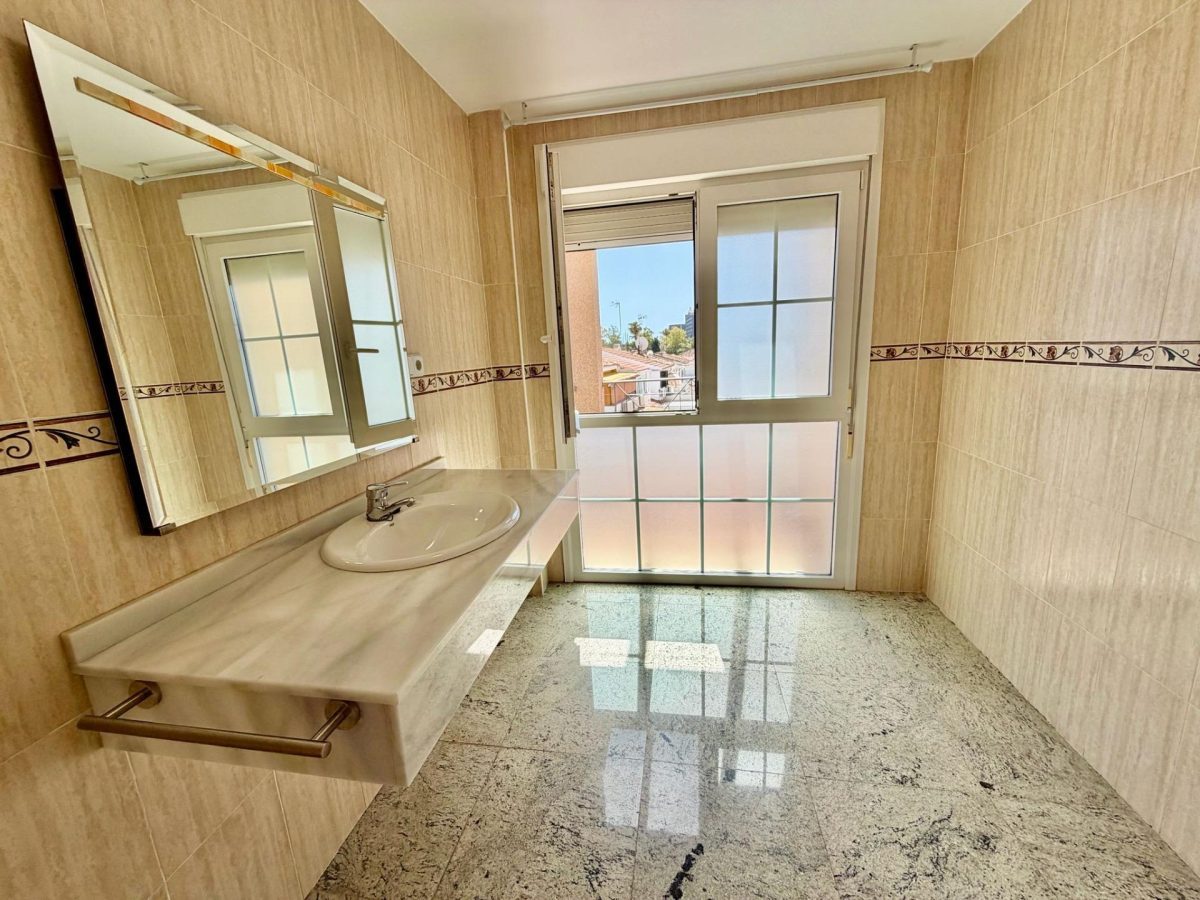 Casa de 5 dormitorios en Los Alamos, Torremolinos. Costa del Sol — Foto 19