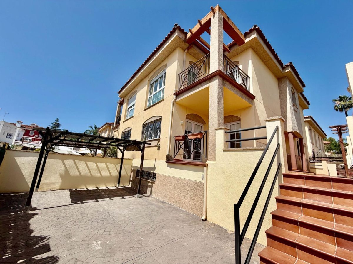 Casa de 5 dormitorios en Los Alamos, Torremolinos. Costa del Sol — Foto 1