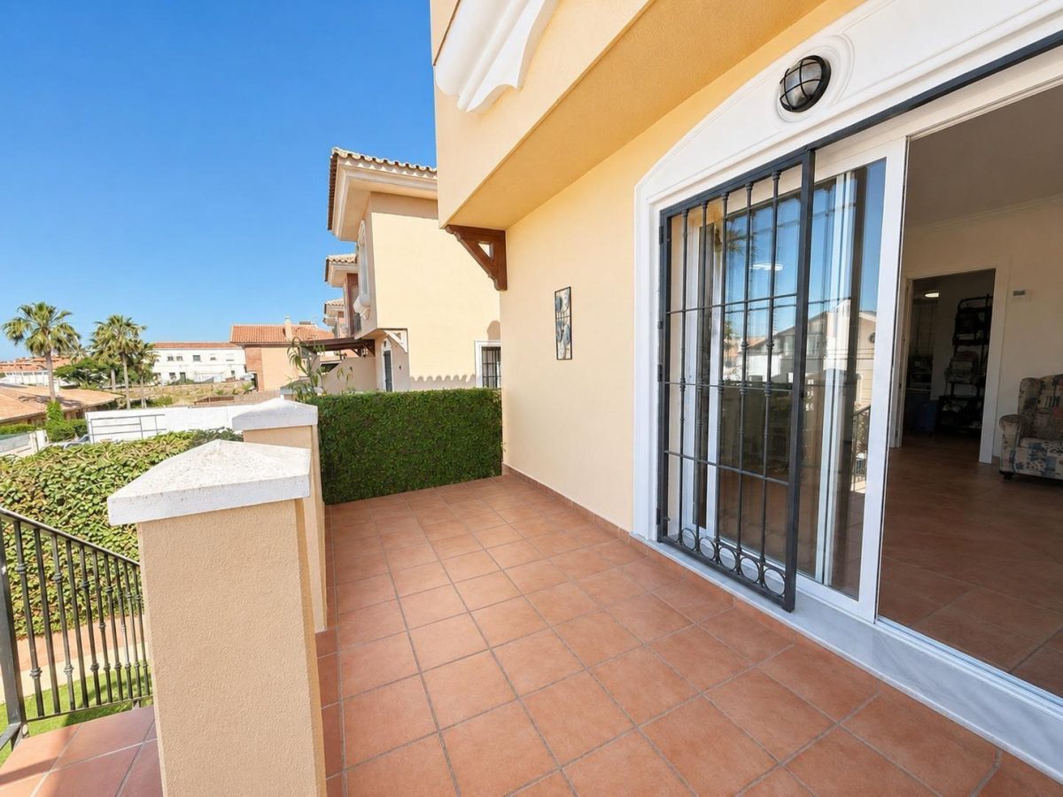 Casa/Chalet de 6 Dormitorios — Una Oportunidad Única en Alhaurín de la Torre — Foto 3