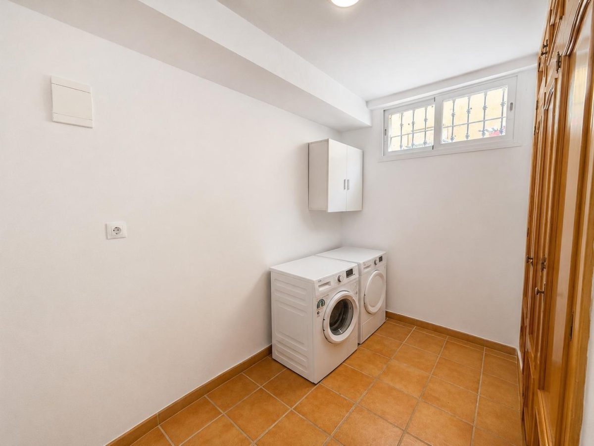 Casa/Chalet de 6 Dormitorios — Una Oportunidad Única en Alhaurín de la Torre — Foto 18